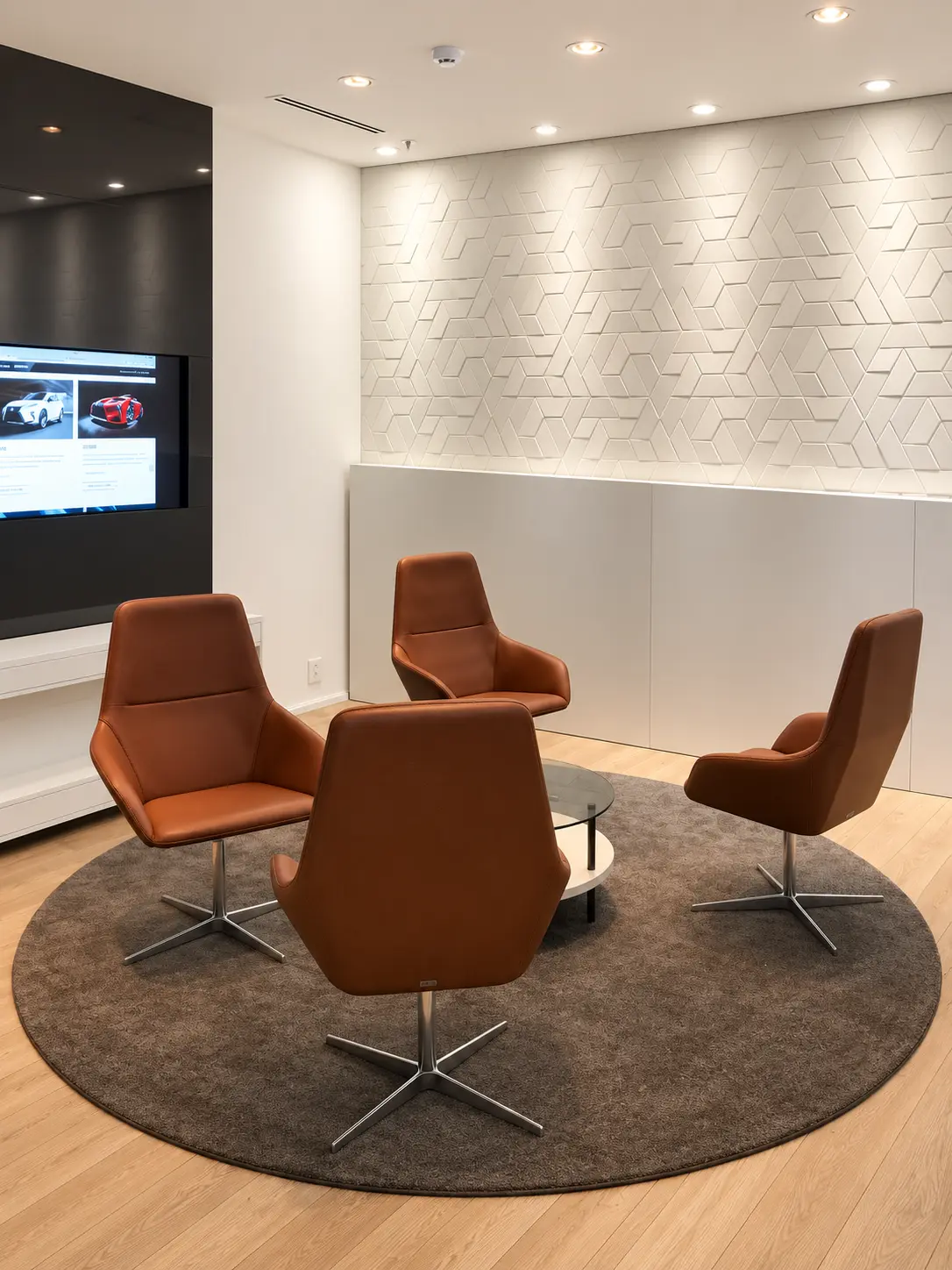 Case Requalli — sala de espera com poltronas em couro