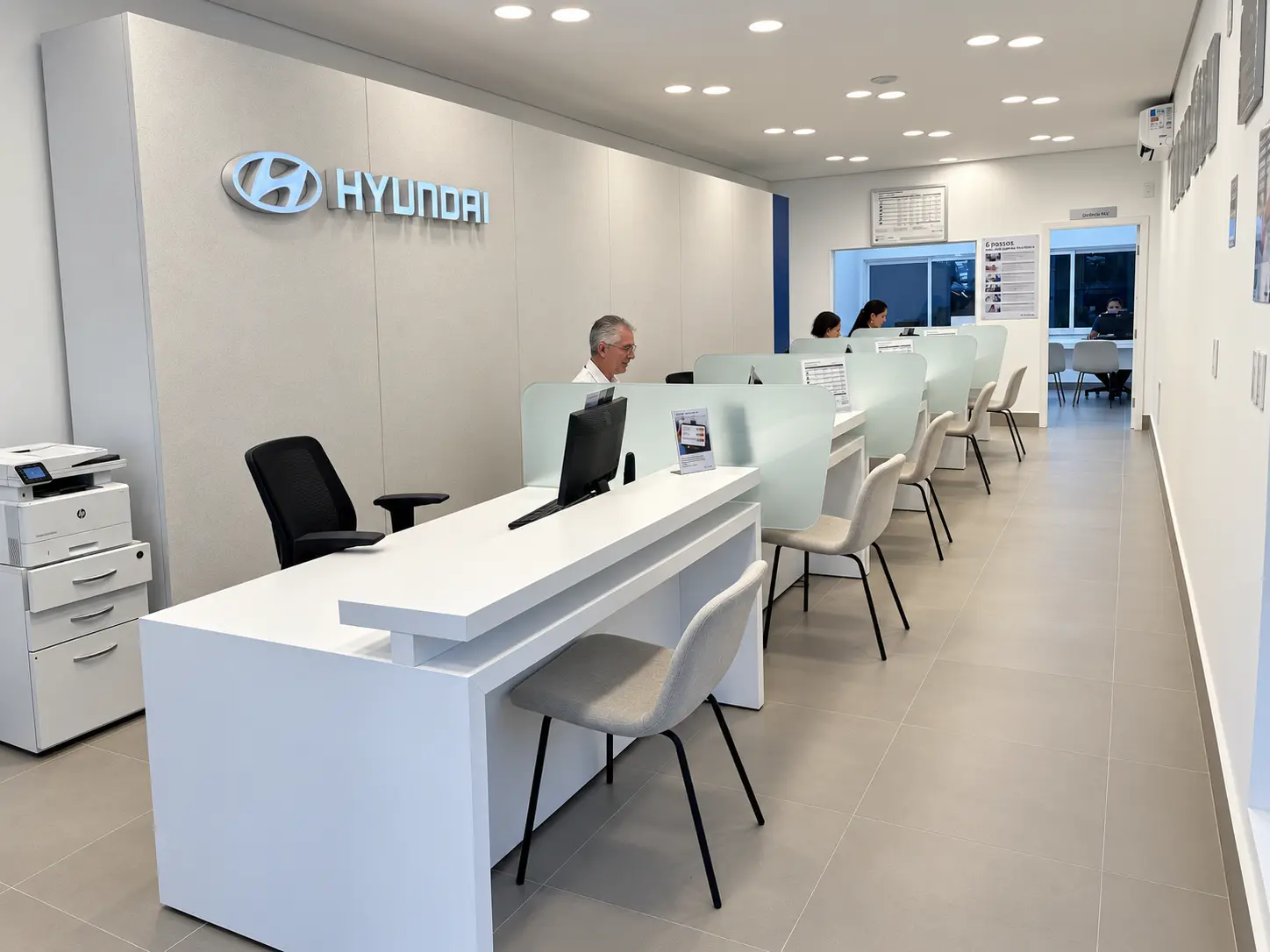Case Requalli — área de atendimento Hyundai com cadeiras estofadas
