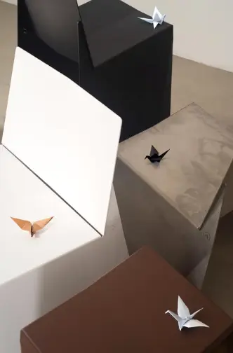 Composição geométrica de mesas e objetos de papel