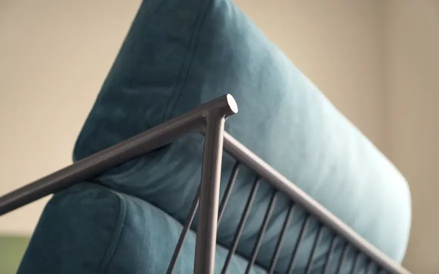 Detalhe de estrutura metálica e tapeçaria azul