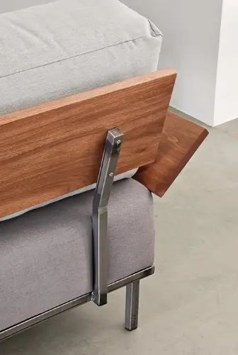 Detalhe traseiro de sofá com madeira e metal